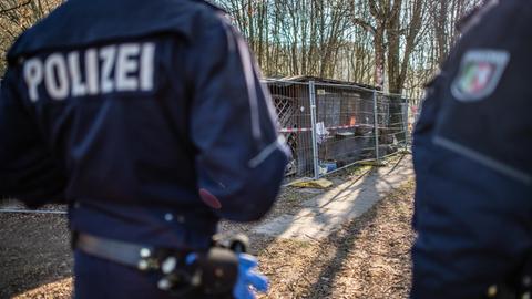 Missbrauchsfall in Lügde: Polizeibeamte stehen auf dem Campingplatz Eichwald vor der Parzelle des mutmaßlichen Täters
