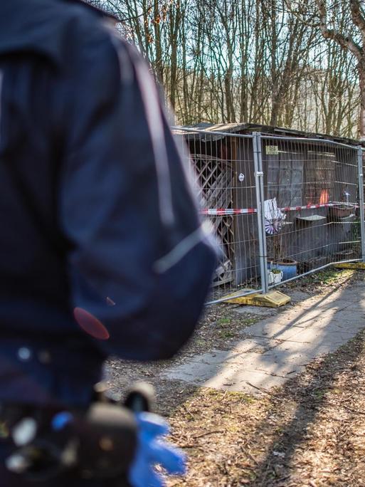 Missbrauchsfall in Lügde: Polizeibeamte stehen auf dem Campingplatz Eichwald vor der Parzelle des mutmaßlichen Täters