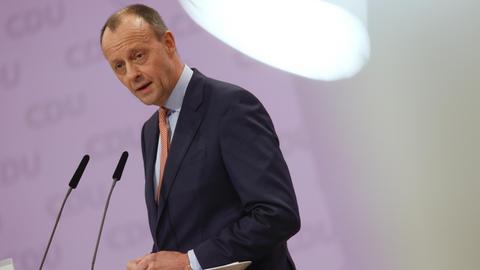 Der CDU-Politiker Friedrich Merz steht am 16. Januar 2021 in Berlin an einem Rednerpult.