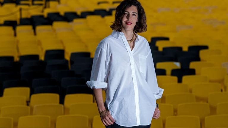 Die künstlerische Leiterin des Locarno Filmfestivals, Lili Hinstin, steht vor Kino-Sesseln