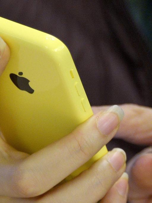 Ein gelbes iPhone 5c des Apple-Konzerns.
