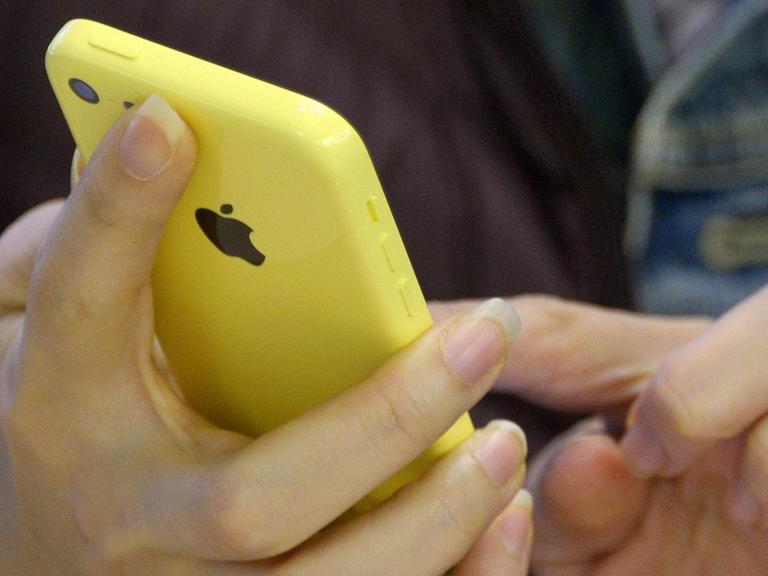 Ein gelbes iPhone 5c des Apple-Konzerns.
