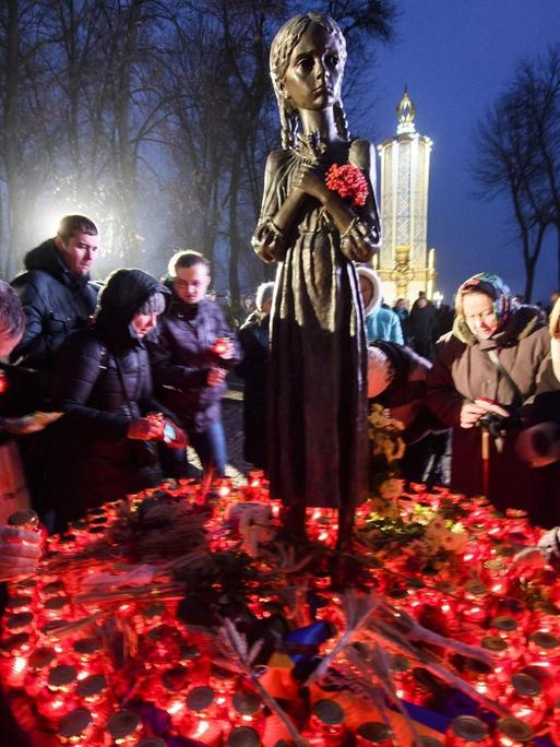 Menschen gedenken im November 2017 am Holodomor-Denkmal in Kiew den Opfern der Hungersnot 1932/33.