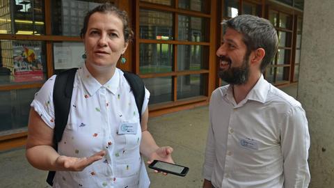 Die Journalistin Anuška Delić und Nicholas Aiossa von Transparency International beobachten, wie transparent und sinnvoll EU-Abgeordnete mit Zuwendungen aus Steuergeldern umgehen