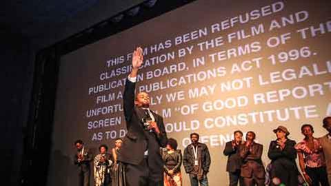 Jahmil XT Qubeka protestiert bei der Eröffnung des Filmfestivals Durban