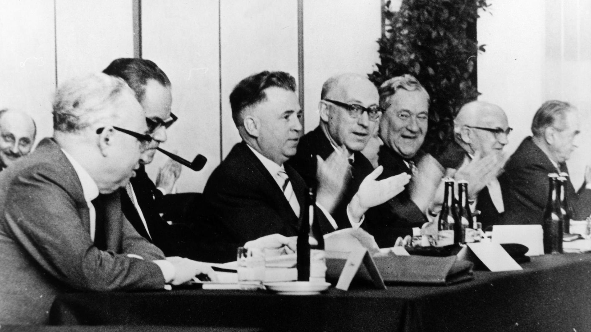 SPD-Parteitag in Bad Godesberg 1959 Bundesrepublik: V.l.n.r.: E.Ollenhauer, H. Wehner, A. Nau, F. Erler, C. Schmid, E.Schoettle und W. Eichler