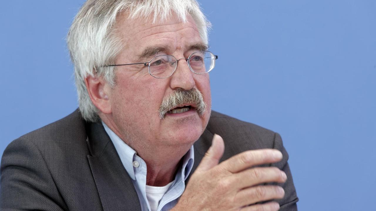 Thomas Gebauer spricht vor blauem Hintergrund auf einem Podium Thomas Gebauer spricht vor blauem Hintergrund auf einem Podium