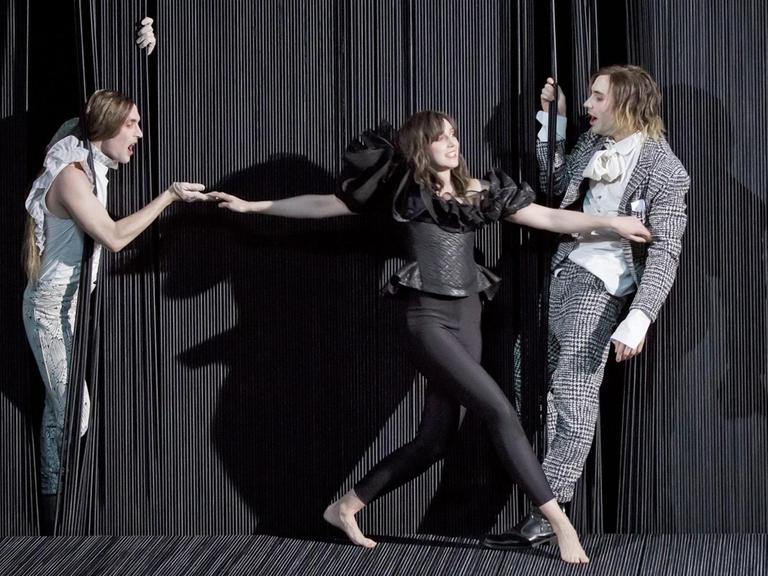 Das Foto zeigt eine Szene aus der Aufführung von "Der Menschenfeind" (Moliere) von Anne Lenk (Regie) am Deutschen Theater Berlin.