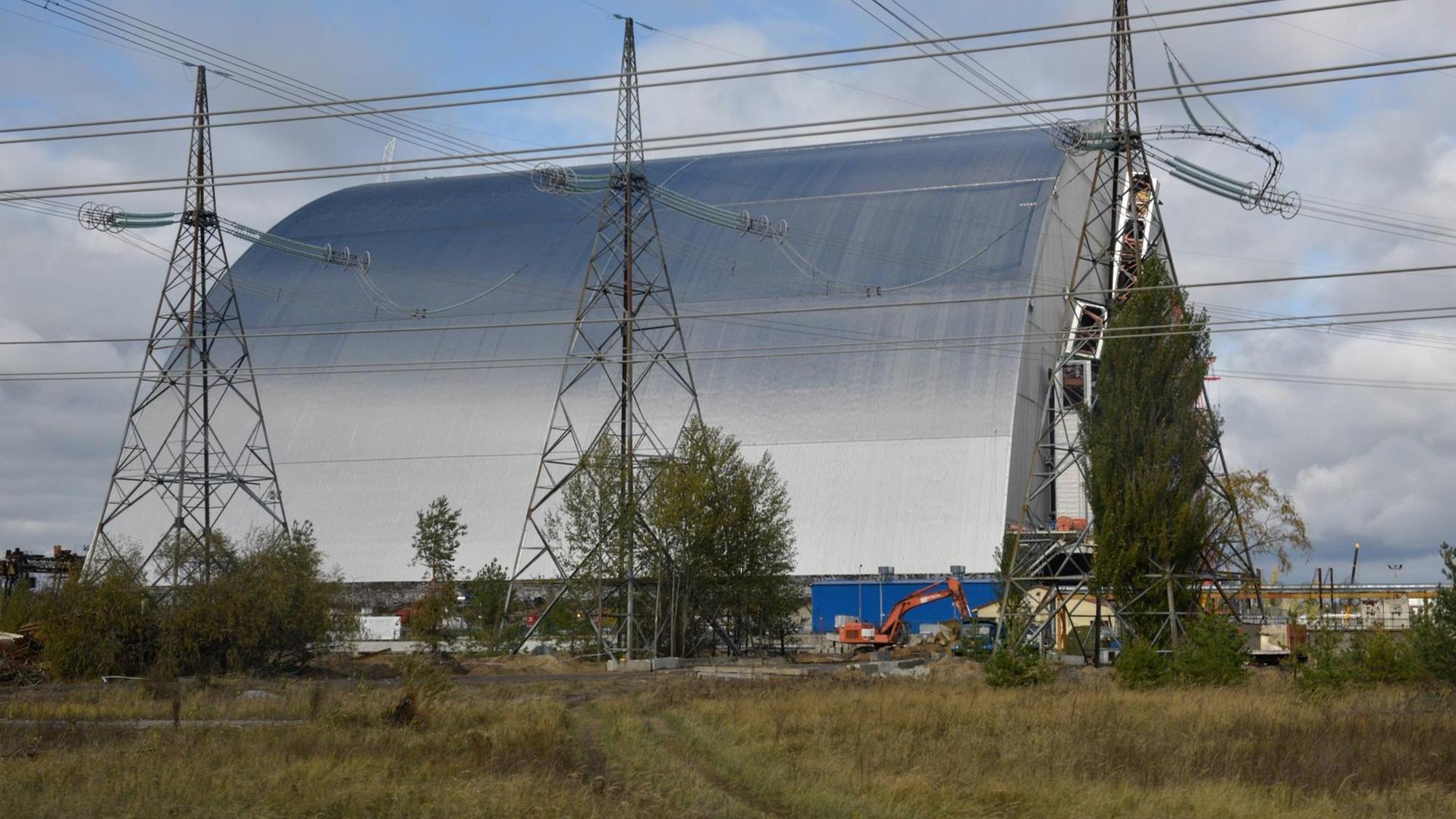 Der neue Sarkophag, der den Reaktor von Tschernobyl verhüllen soll.