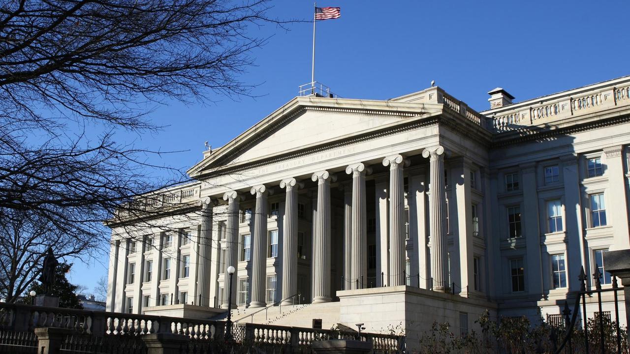 Außenansicht des US-Finanzministeriums, auf dem Gebäude weht die Flagge der Vereinigten Staaten. Außenansicht des US-Finanzministeriums, auf dem Gebäude weht die Flagge der Vereinigten Staaten.