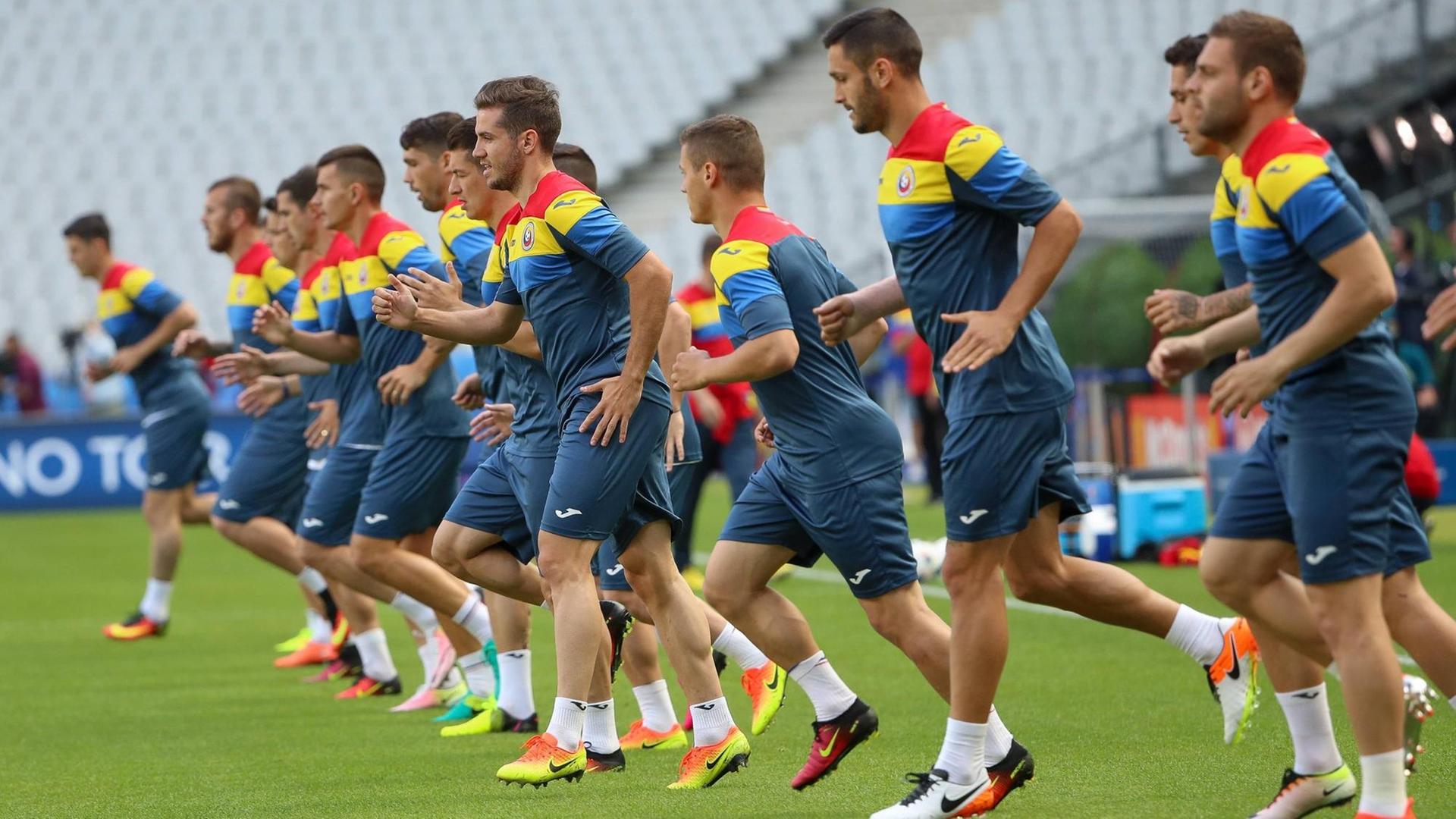 Die rumänische Fußball-Nationalmannschaft beim Training in Frankreich am Tag vor dem Eröffnungsspiel.