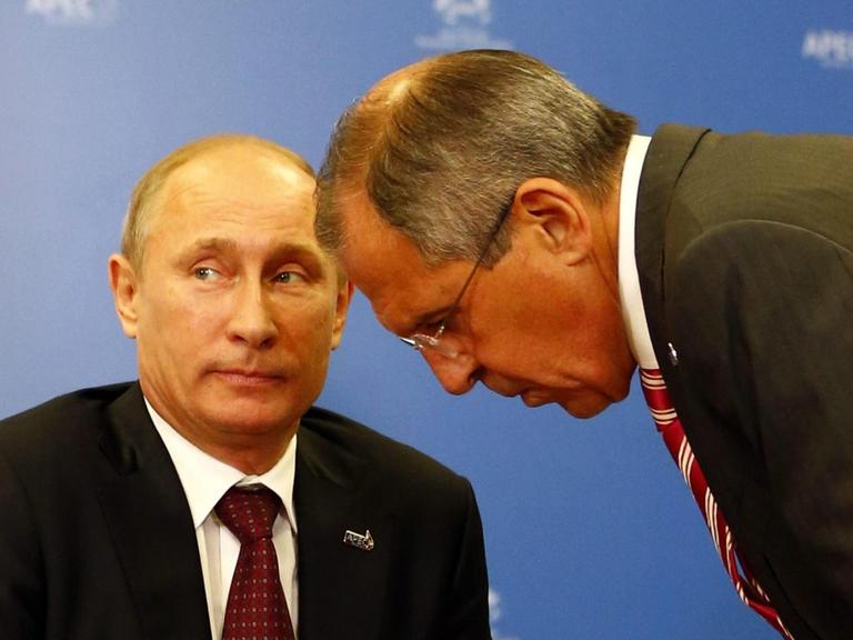 Der russische Präsident Wladimir Putin und der russische Außenminister Sergej Lawrow .