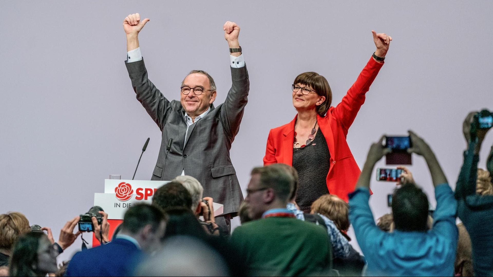 Saskia Esken und Norbert Walter-Borjans winken als neugewählte SPD Bundesvorsitzende beim SPD-Bundesparteitag nach der Wahl.