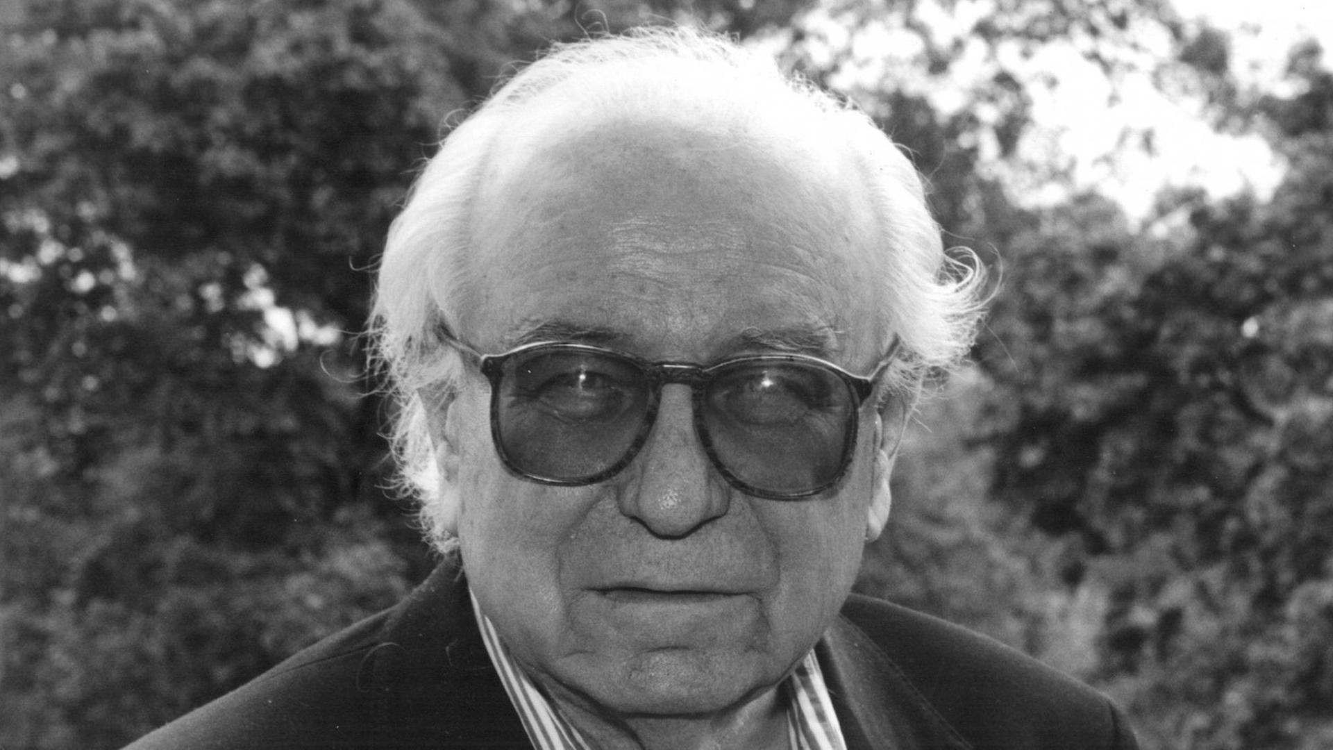 Ein schwarzweißes Porträtfoto von 1991 zeigt den Schriftsteller Wolfgang Koeppen mit großer, rechteckiger Sonnenbrille