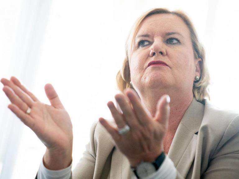08.06.2020, Berlin: Eva Högl (SPD), Wehrbeauftragte des Deutschen Bundestages, gestikuliert in einem Gespräch mit einem Journalisten der Deutschen Presse-Agentur. Foto: Kay Nietfeld/dpa | Verwendung weltweit