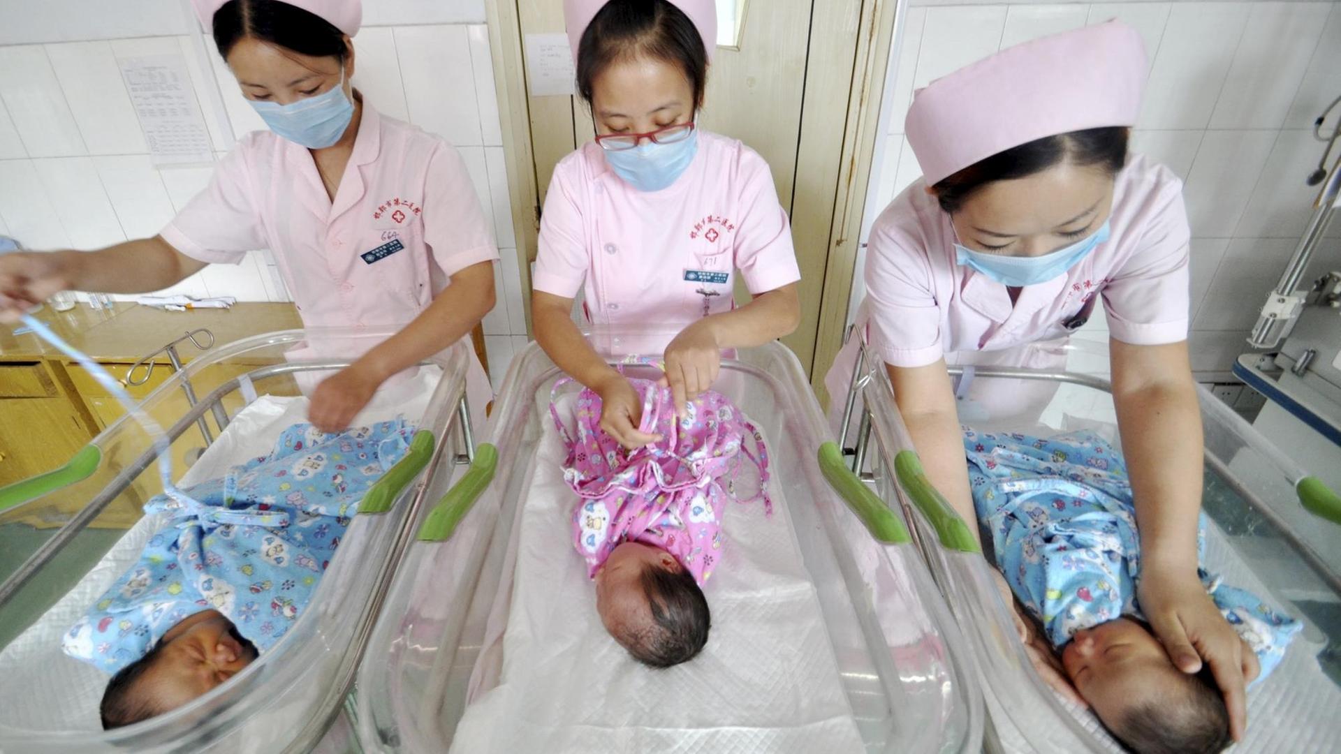 Krankenschwestern kümmern sich um Neugeborene in einem Krankenhaus in Handan.