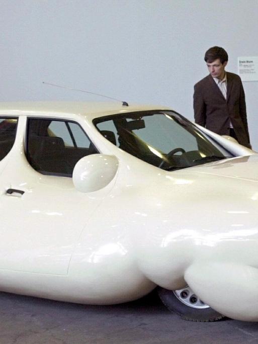 Ein Besucher der Kunstmesse «Art 32» in Basel schaut sich bei einer Vorbesichtigung am 12.6.2001 das "Fette Auto" des Künstlers Erwin Wurm an.