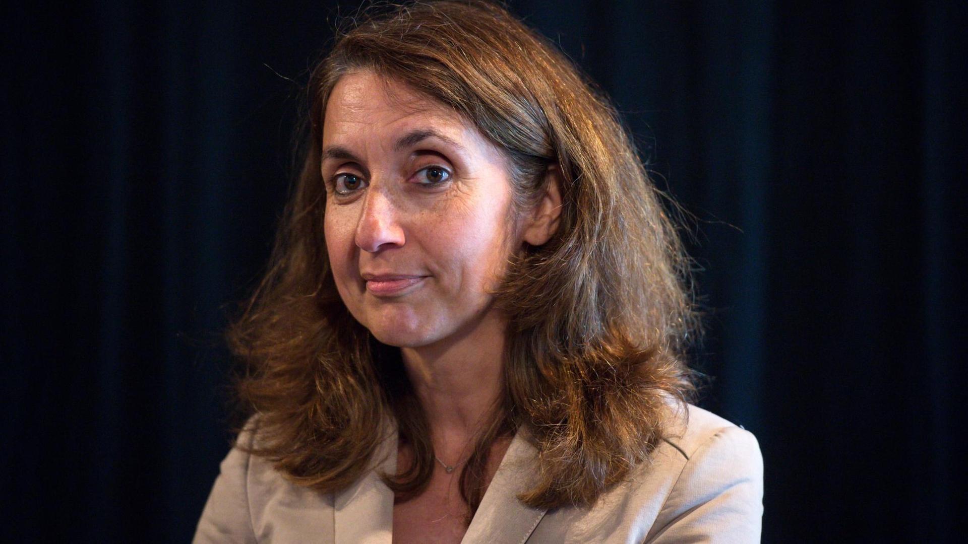 Aydan Özoguz (SPD), Staatsministerin für Integration, bei der Auftaktveranstaltung des Bundesprogramms "Willkommen bei Freunden" im "Internationalen Jugend-, Kunst- und Kulturhaus Schlesische27" in Berlin am 28.05.2015 . Foto: Bernd von Jutrczenka/dpa