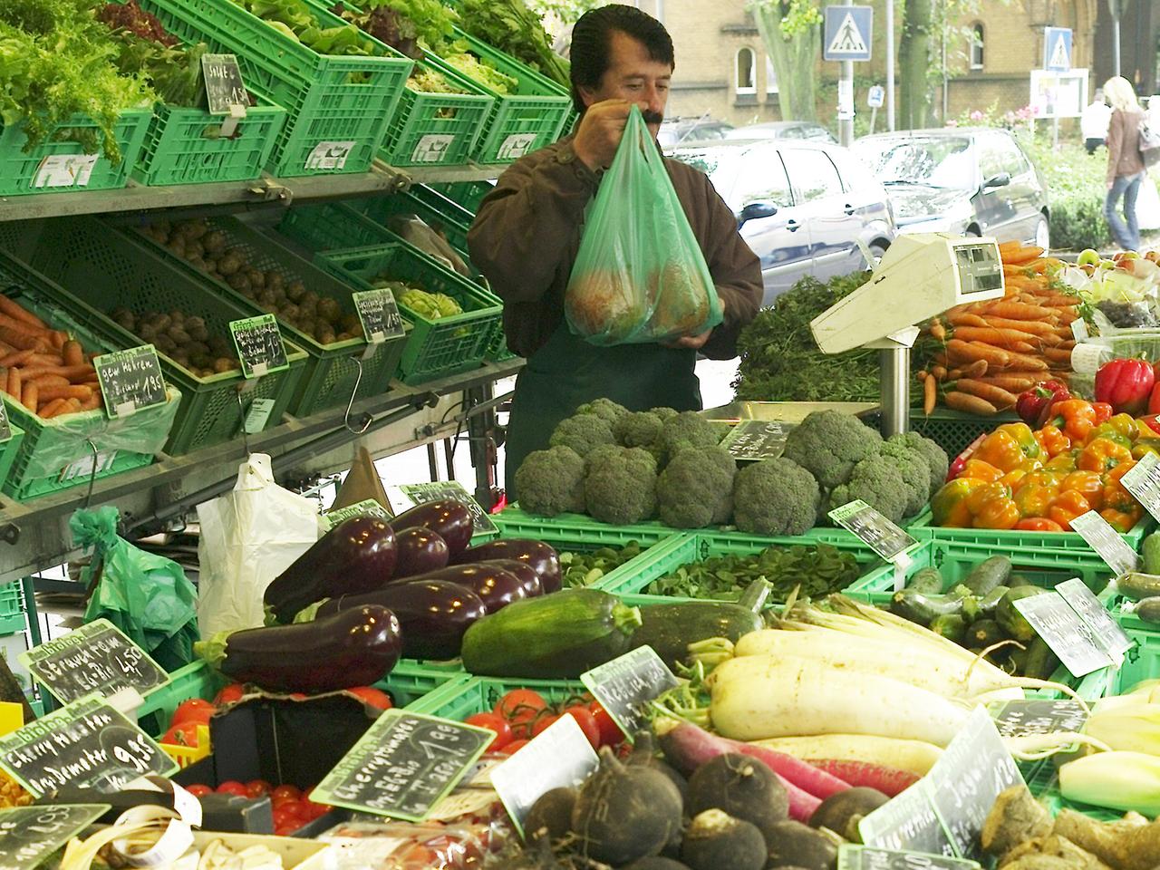 Obst und Gemüse aus biologischem Anbau auf einem Markt in Hamburg 
