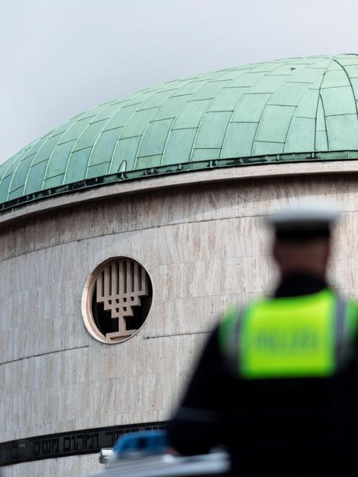 Beamte der Polizei stehen Wache während einer Mahnwache vor der Synagoge der Jüdischen Gemeinde Düsseldorf
