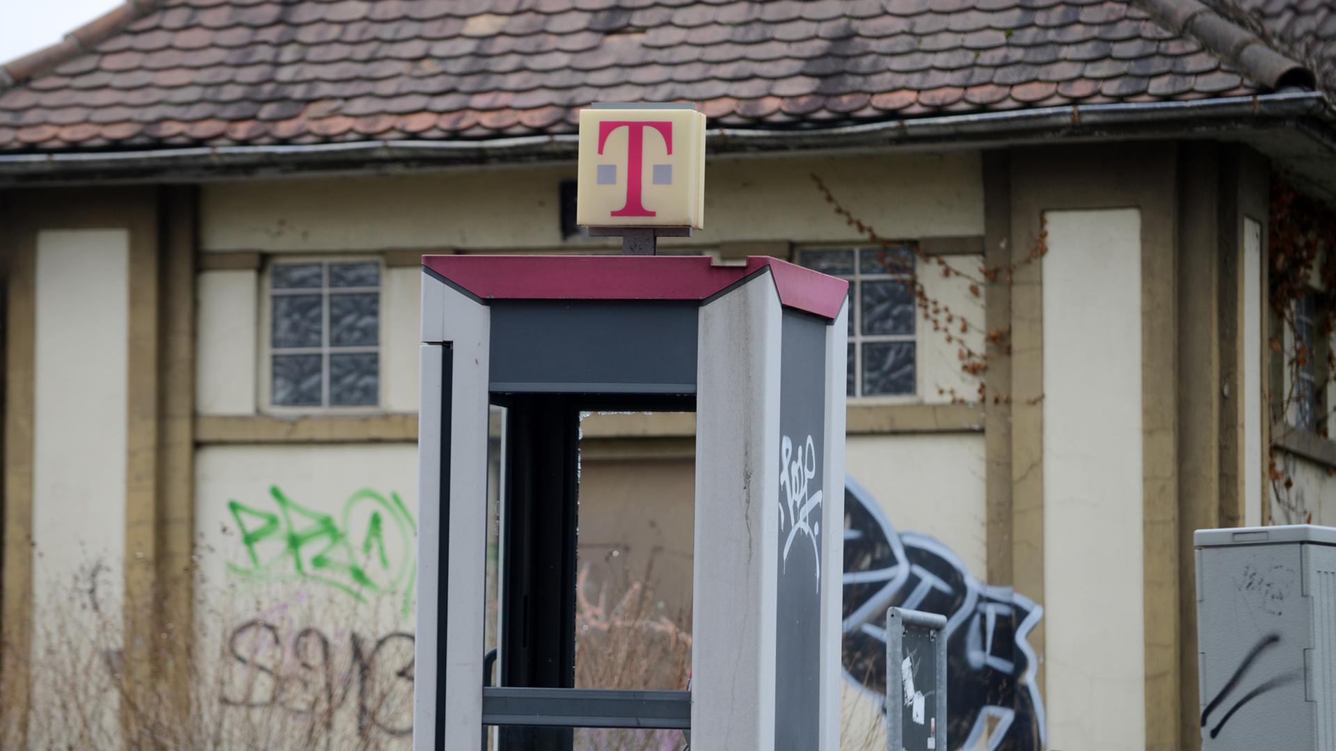 An einer Telefonzelle in Kassel sind Scheiben herausgebrochen. Die Zahl der Telefonzellen hat sich innerhalb weniger Jahre bundesweit mehr als halbiert.