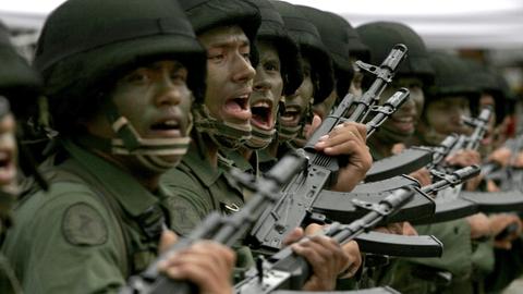 Venezolanische Soldaten stehen mit russischen Gewehren in der Hand nebeinander während einer Militärparade.