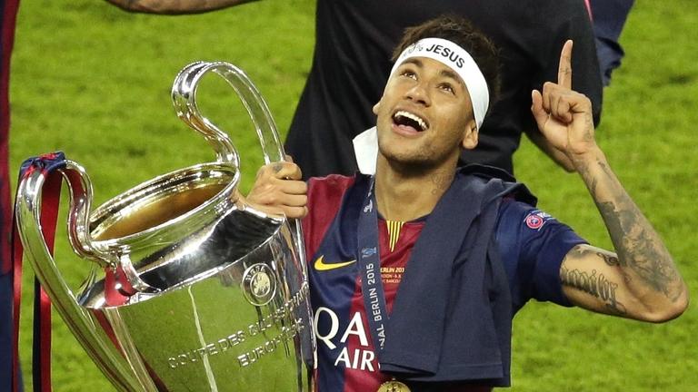 Auf dem Archivbild von 2015 feiert Neymar den Gewinn der Champions League-Finales mit dem FC Barcelona.