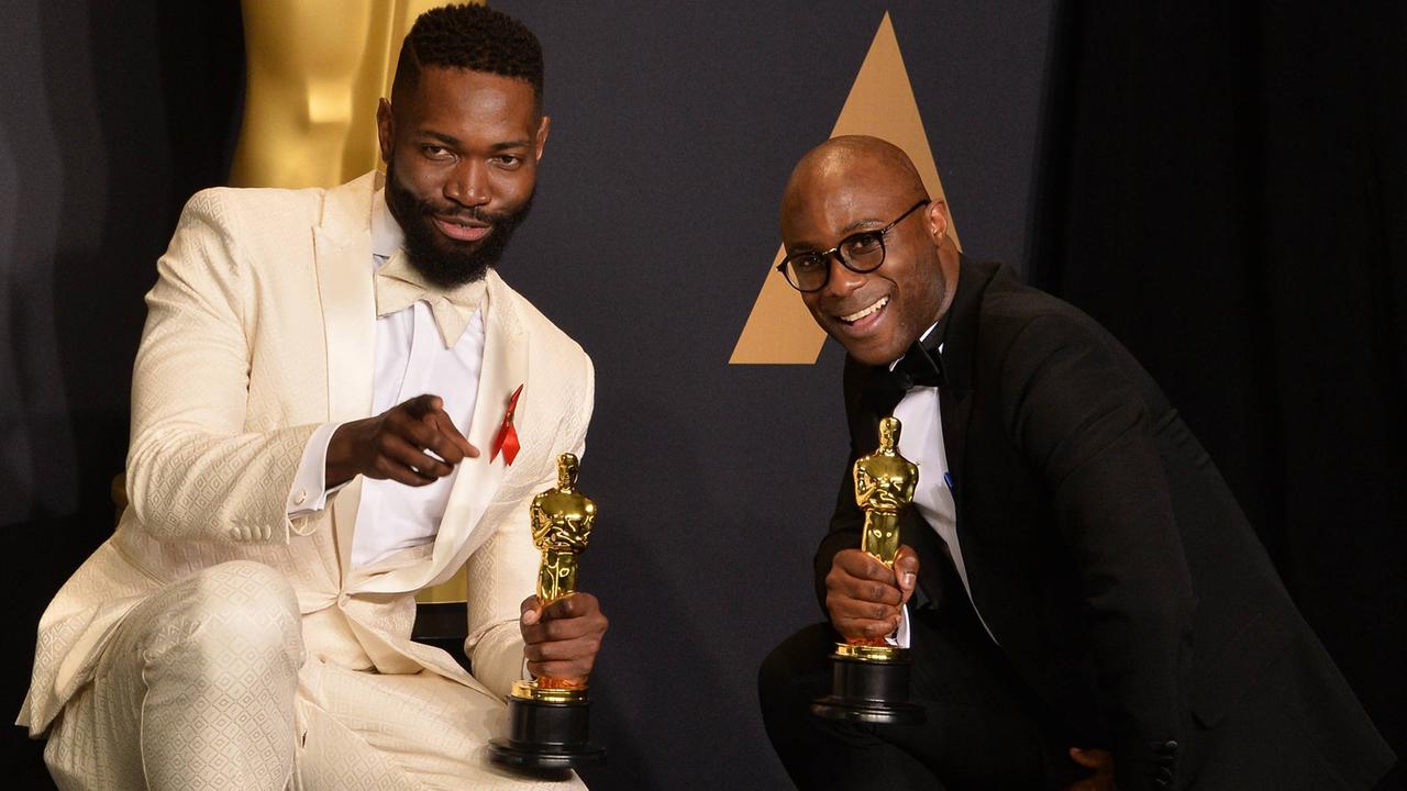 Der Drehbuchautor Tarell Alvin McCraney (l.) und der Regisseur Barry Jenkins mit ihren Oscars, die sie für den Film "Moonlight" erhalten haben.