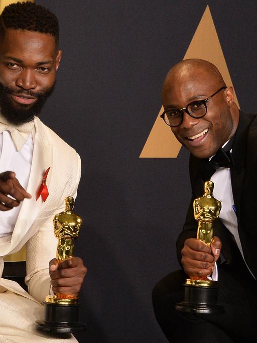 Der Drehbuchautor Tarell Alvin McCraney (l.) und der Regisseur Barry Jenkins mit ihren Oscars, die sie für den Film "Moonlight" erhalten haben.