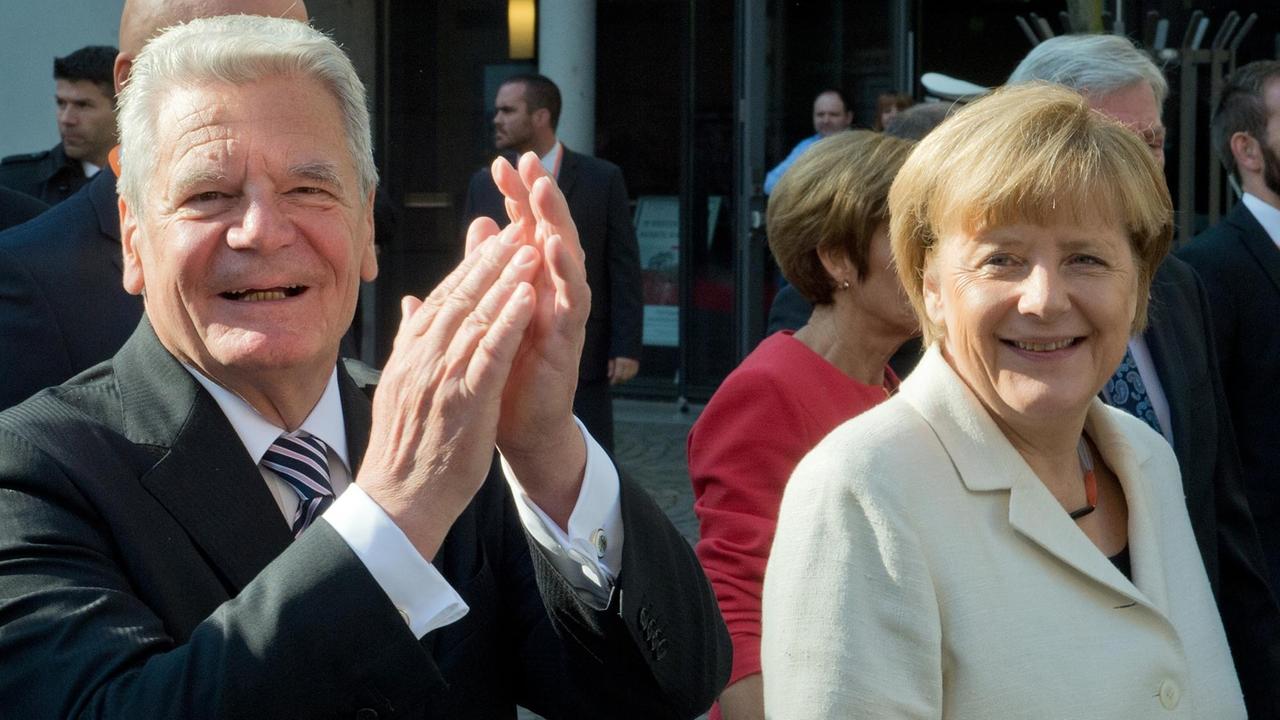 Bundespräsident Joachim Gauck und Bundeskanzlerin Angela Merkel beim Bürgerfest zur Deutschen Einheit in Frankfurt.