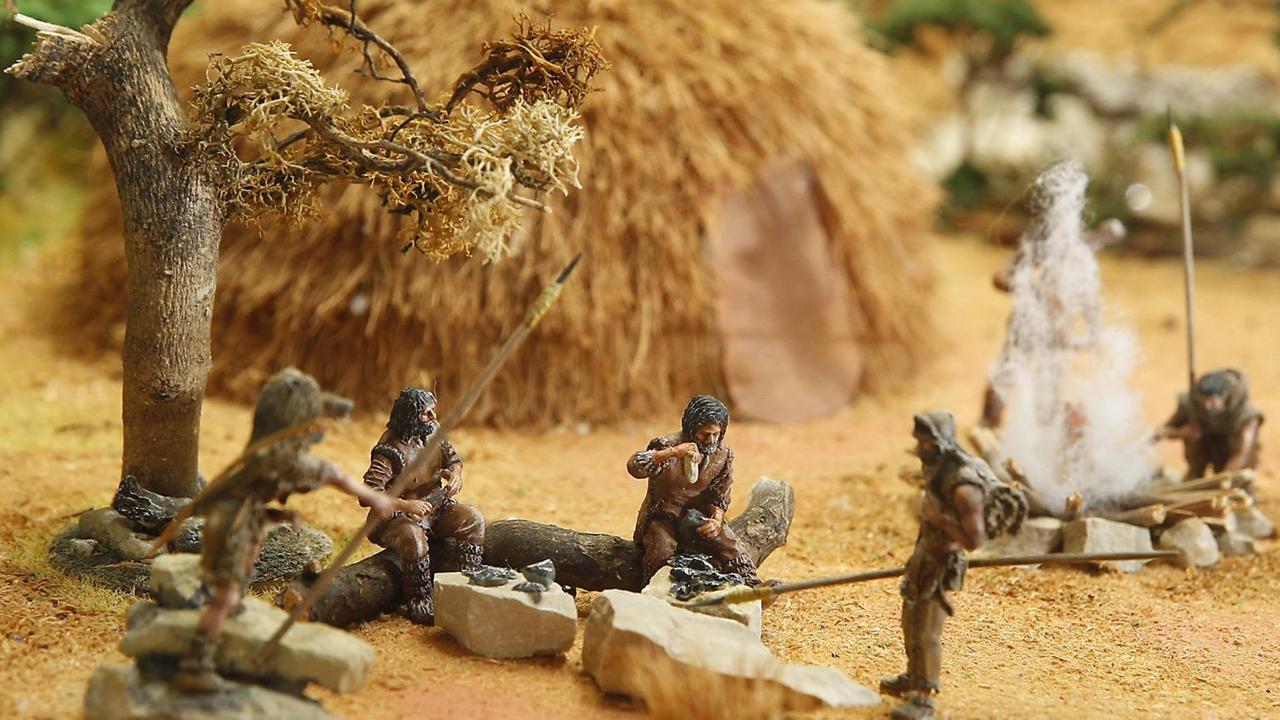 Das Modell zeigt eine Szene von Pferdejägern aus der jüngeren Altsteinzeit (ca. 15.000 Jahre v.u.Z.) vor unserer Zeit im heutigen Saaletal.