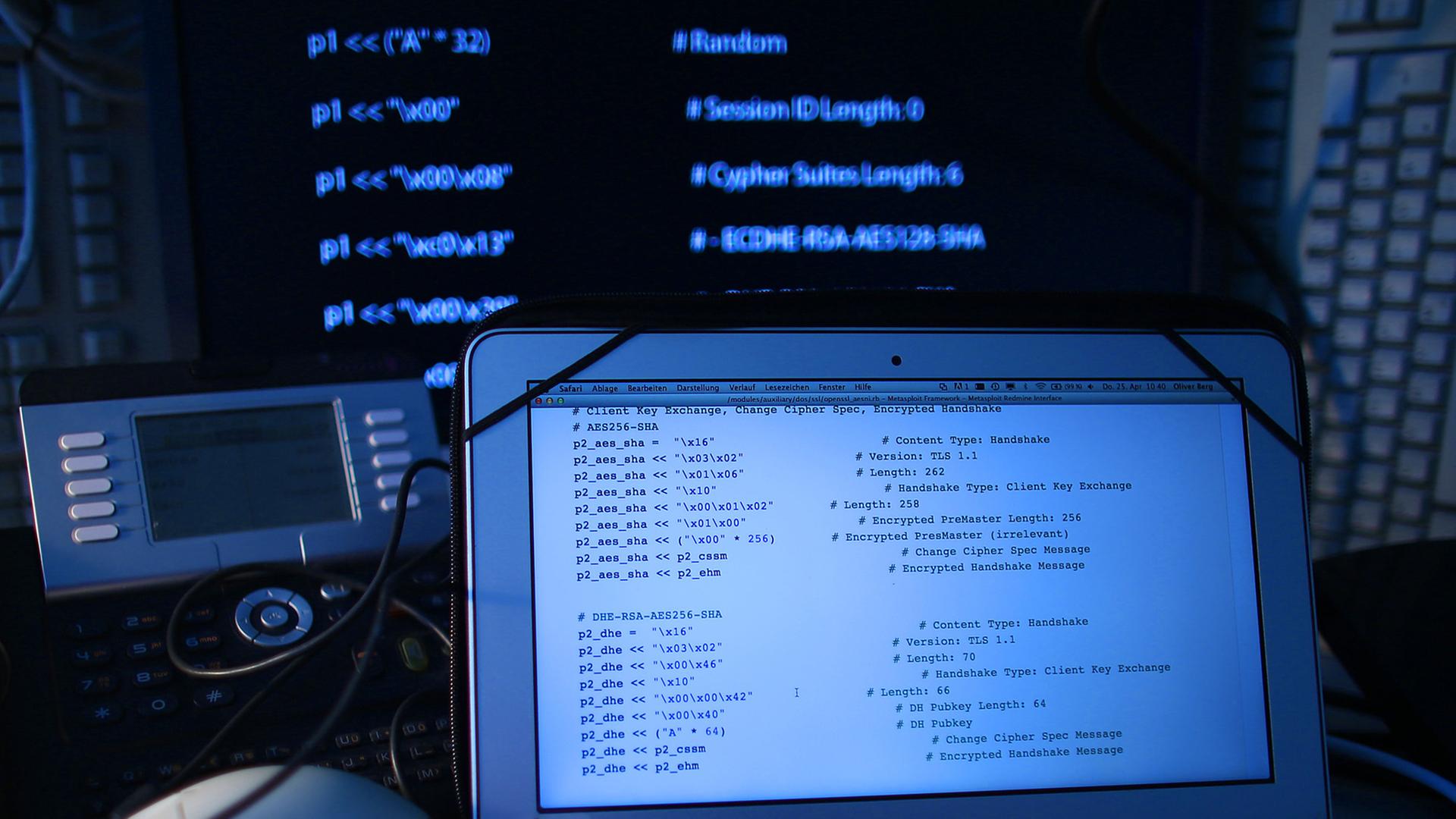 Ein Mann sitzt am 25.04.2013 in Köln (Nordrhein-Westfalen) vor einem Rechner mit Computer Quellcode auf dem Bildschirm.