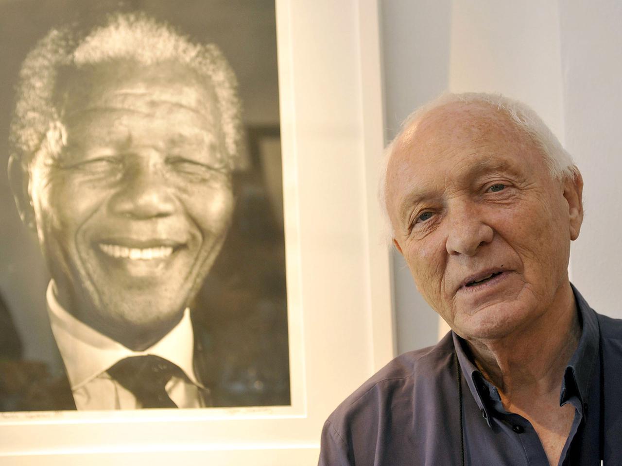 Der Fotograf Jürgen Schadeberg mit einem seiner Mandela-Bilder