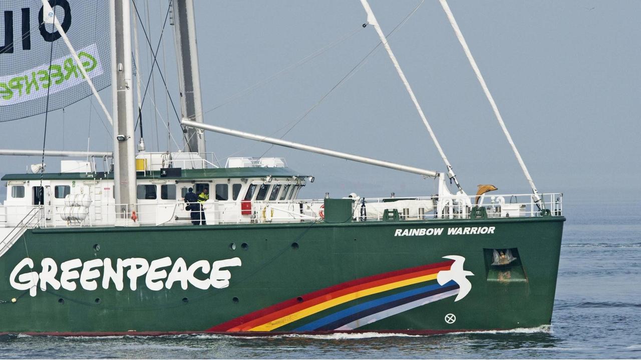 May 1, 2014 - Rotterdam, Netherlands - A banner reading No Arctic oil! hangs from Greenpeace s Rainbow Warrior docked next to the Russian oil tanker Mikhail Ulyanov at the harbour of Rotterdam on May 1, 2014. Dutch police arrested around 30 Greenpeace activists, including the captain of the lobby group s iconic Rainbow Warrior, as they tried to stop the Russian tanker delivering Arctic oil from docking. PUBLICATIONxINxGERxSUIxAUTxONLY - ZUMAn23 May 1 2014 Rotterdam Netherlands a Banner Reading No Arctic Oil Hangs from Greenpeace S Rainbow Warrior docked Next to The Russian Oil Tankers Mikhail Ulyanov AT The Harbour of Rotterdam ON May 1 2014 Dutch Police Arrested Around 30 Greenpeace activists including The Captain of The Lobby Group S Iconic Rainbow Warrior As They tried to Stop The Russian Tankers Delivering Arctic Oil from Docking PUBLICATIONxINxGERxSUIxAUTxONLY ZUMAn23