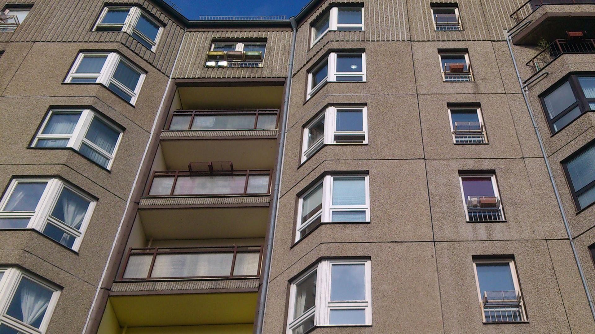 In der Berliner Wilhelmstraße 89 teilen sich die Anwohner mit Dutzenden Ferienwohnungen von "Apartments am Brandenburger Tor" das Haus.