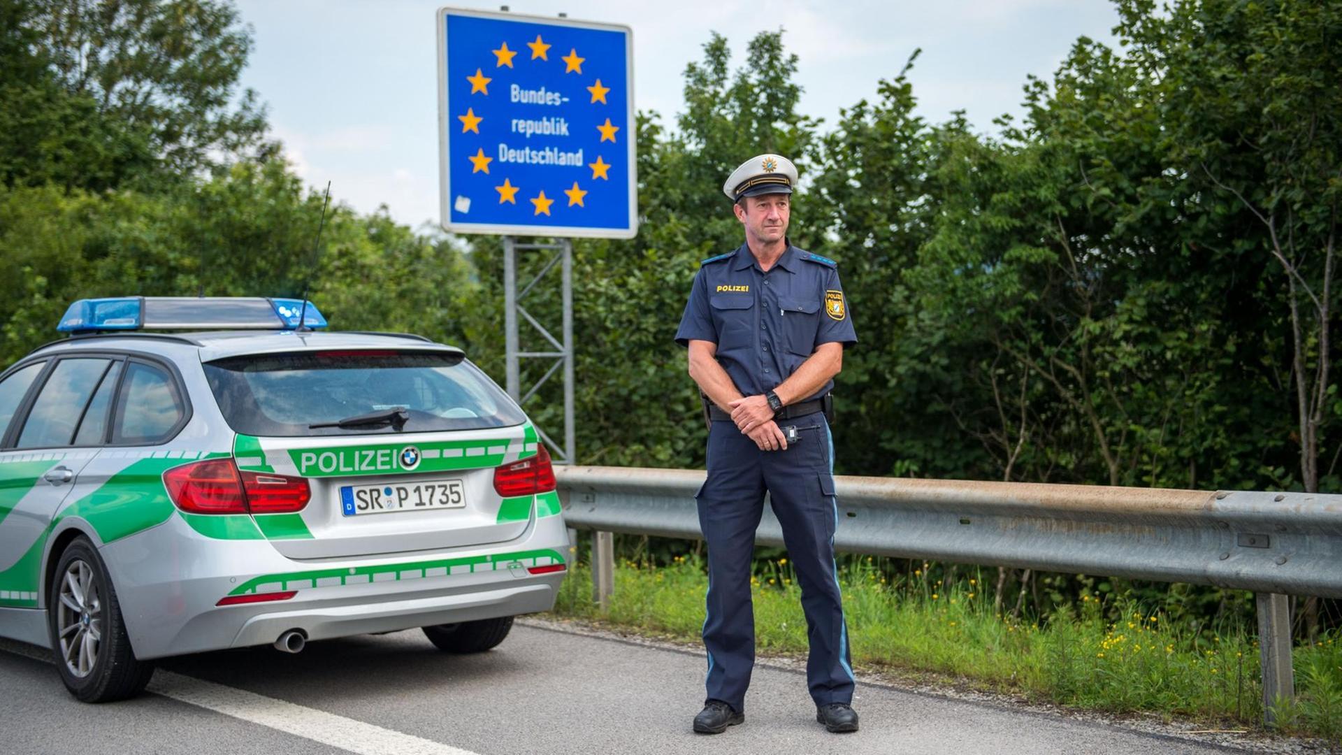 Ein Beamter der bayerischen Grenzpolizei steht am Grenzübergang Kirchdorf an der deutschen Staatsgrenze.