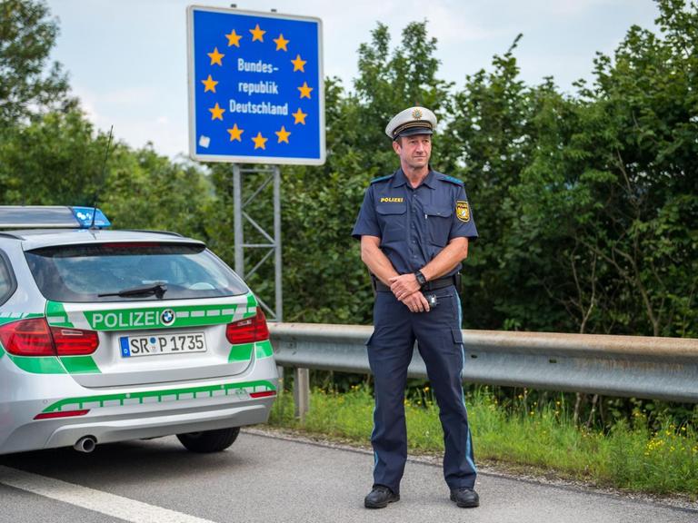 Ein Beamter der bayerischen Grenzpolizei steht am Grenzübergang Kirchdorf an der deutschen Staatsgrenze.