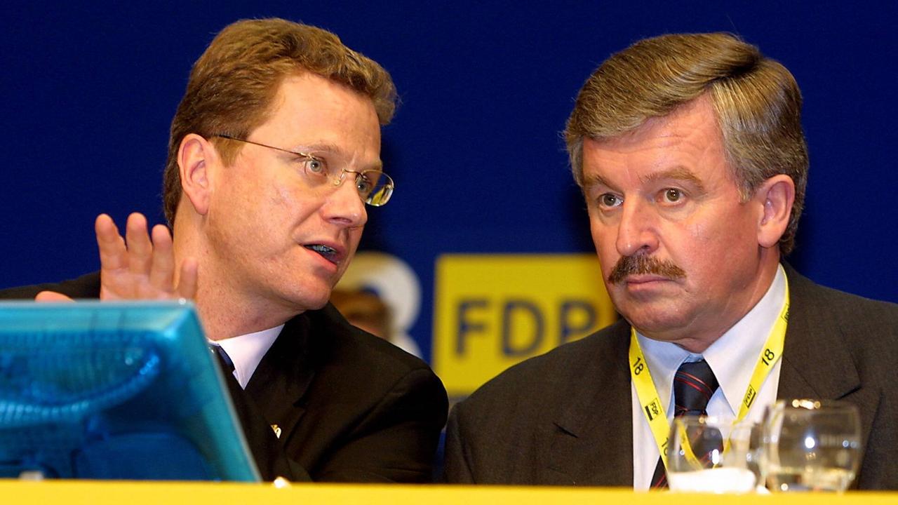 Der FDP-Vorsitzende Guido Westerwelle (links) 2002 im Gespräch mit Jürgen W. Möllemann, dem FDP-Landesivorsitzenden in Nordrhein-Westfalen beim Bundesparteitag der FDP in Mannheim.
