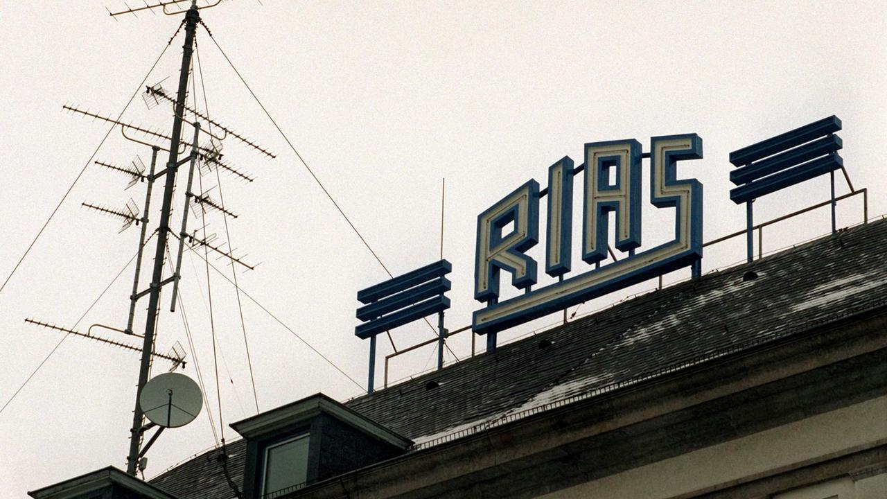 Auf dem Dach des Rundfunkhauses in Berlin-Schöneberg ist das Logo des Senders "RIAS" (Rundfunk im amerikanischen Sektor) angebracht. Der Sender ist inzwischen im "Deutschland Radio" aufgegangen.