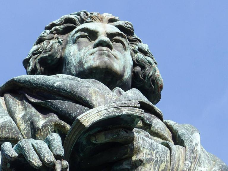 Blick hinauf zum Beethoven-Denkmal.