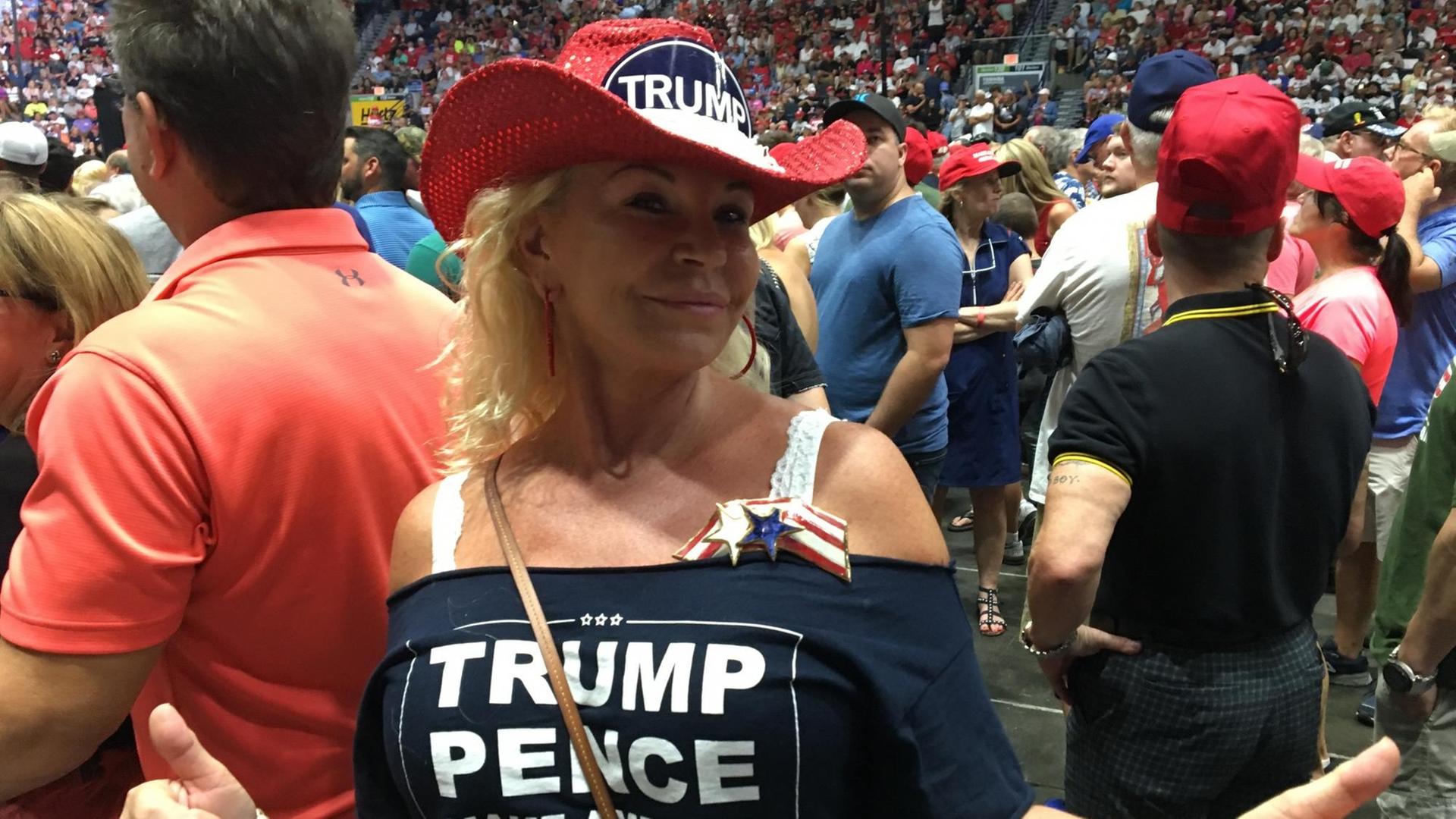 Eine Anhängerin von Donald Trump beim Wahlkampfauftritt in Fort Myers, Florida, am 31.10.2018. Sie trägt ein T-Shirt mit seinem Namen und vom Vizepräsidenten Mike Pence.