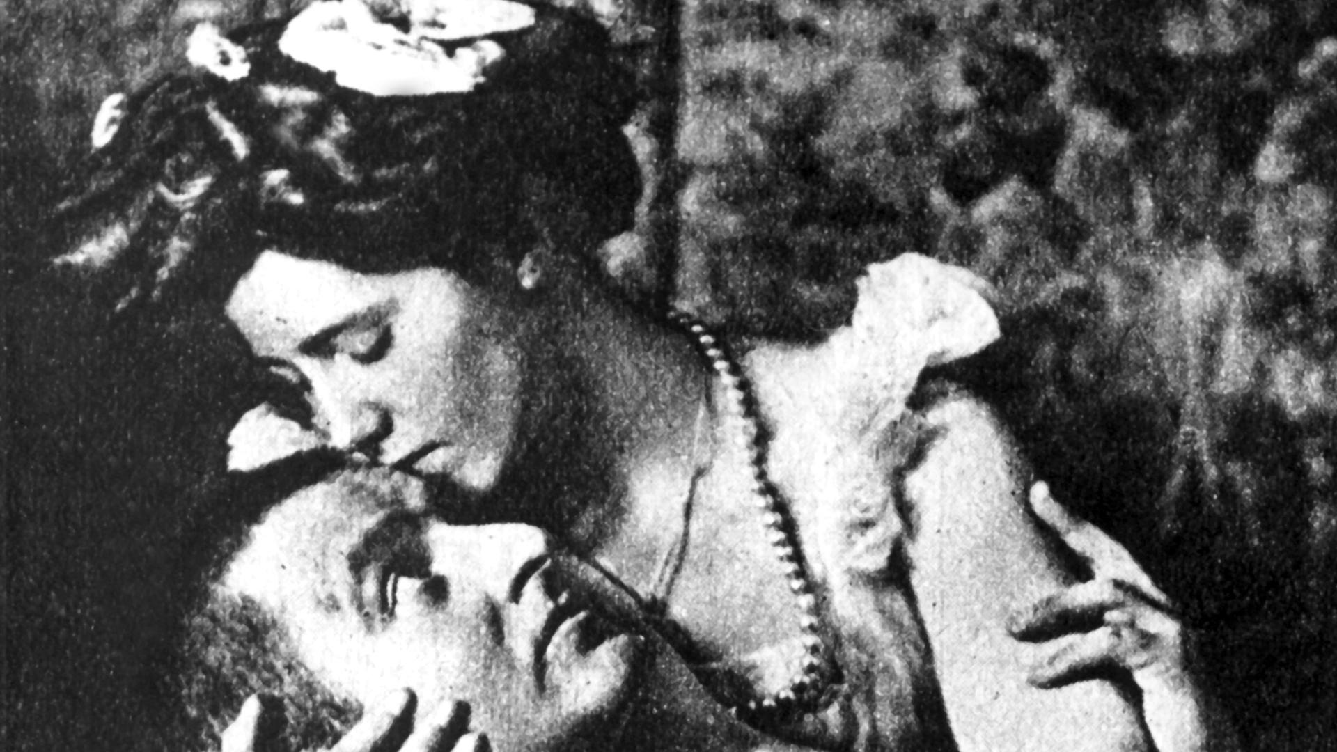 Der Dramatiker Frank Wedekind mit seiner Frau Tilly in einer Szene des Stücks "Der Erdgeist" an den Berliner Kammerspielen im Jahr 1913.