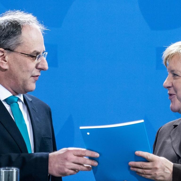 Bundeskanzlerin Angela Merkel nimmt von Uwe Canter, Vorsitzender der Expertenkommission Forschung und Innovation, das Jahresgutachten 2020 der Kommission entgegen