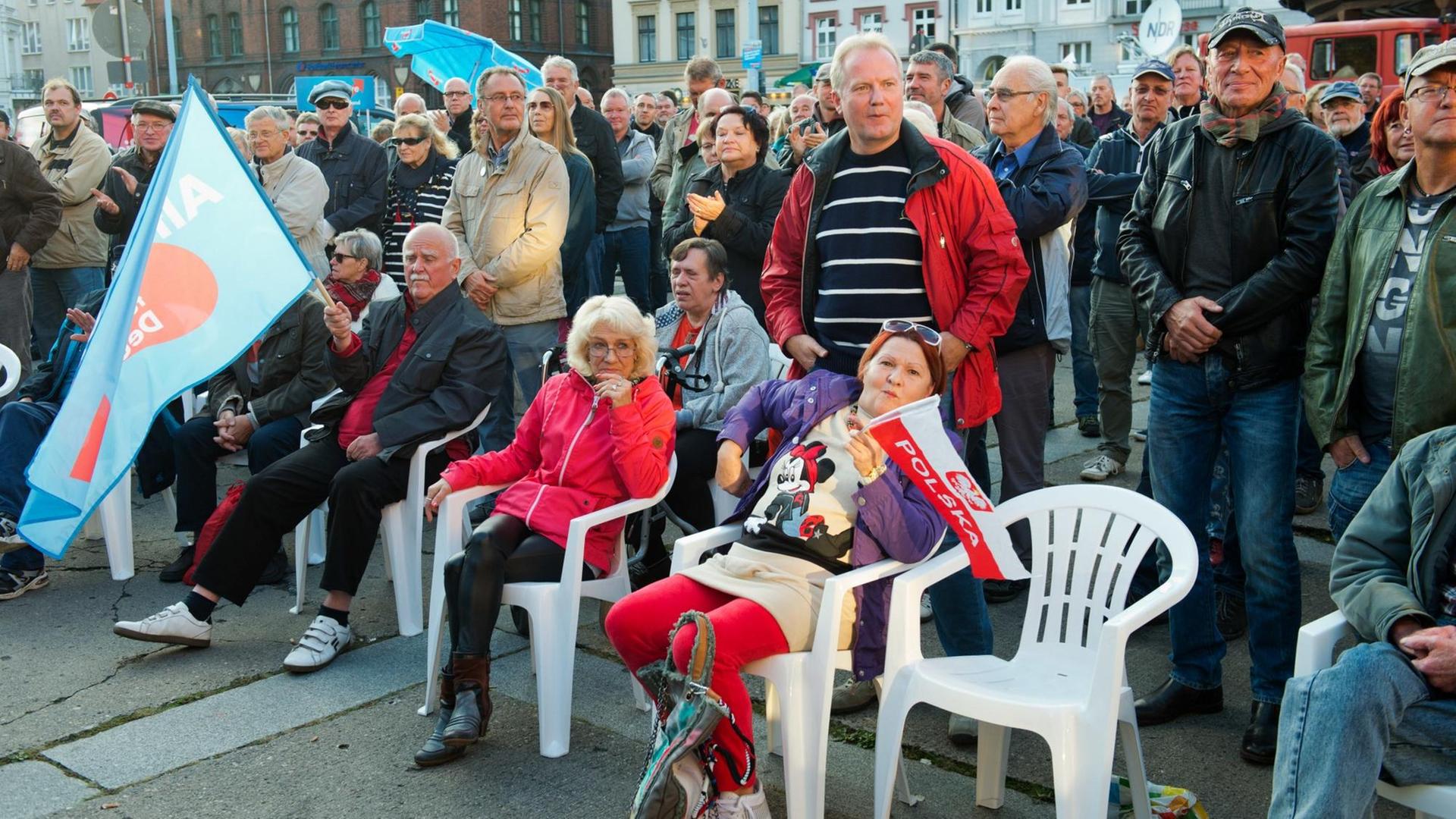 AfD-Anhänger und andere Wähler am 21.09.2017 in Stralsund (Mecklenburg-Vorpommern) bei einer Wahlkampfveranstaltung der AfD.