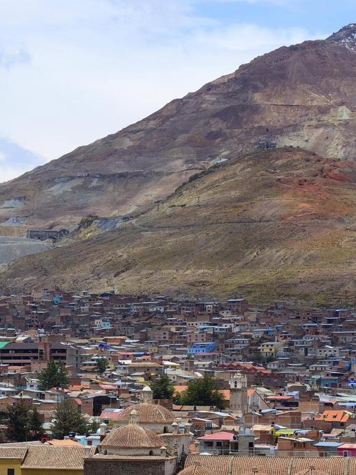 Stadtansicht mit Silberberg Cerro Rico, Potosí, Provinz Tomas Frías, Bolivien, Südamerika.