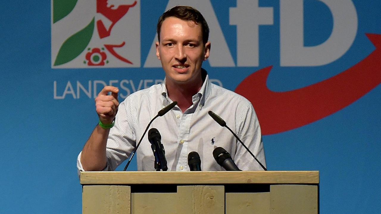 Matthias Helferich spricht auf Landesparteitag der AfD-NRW in Kalkar.
