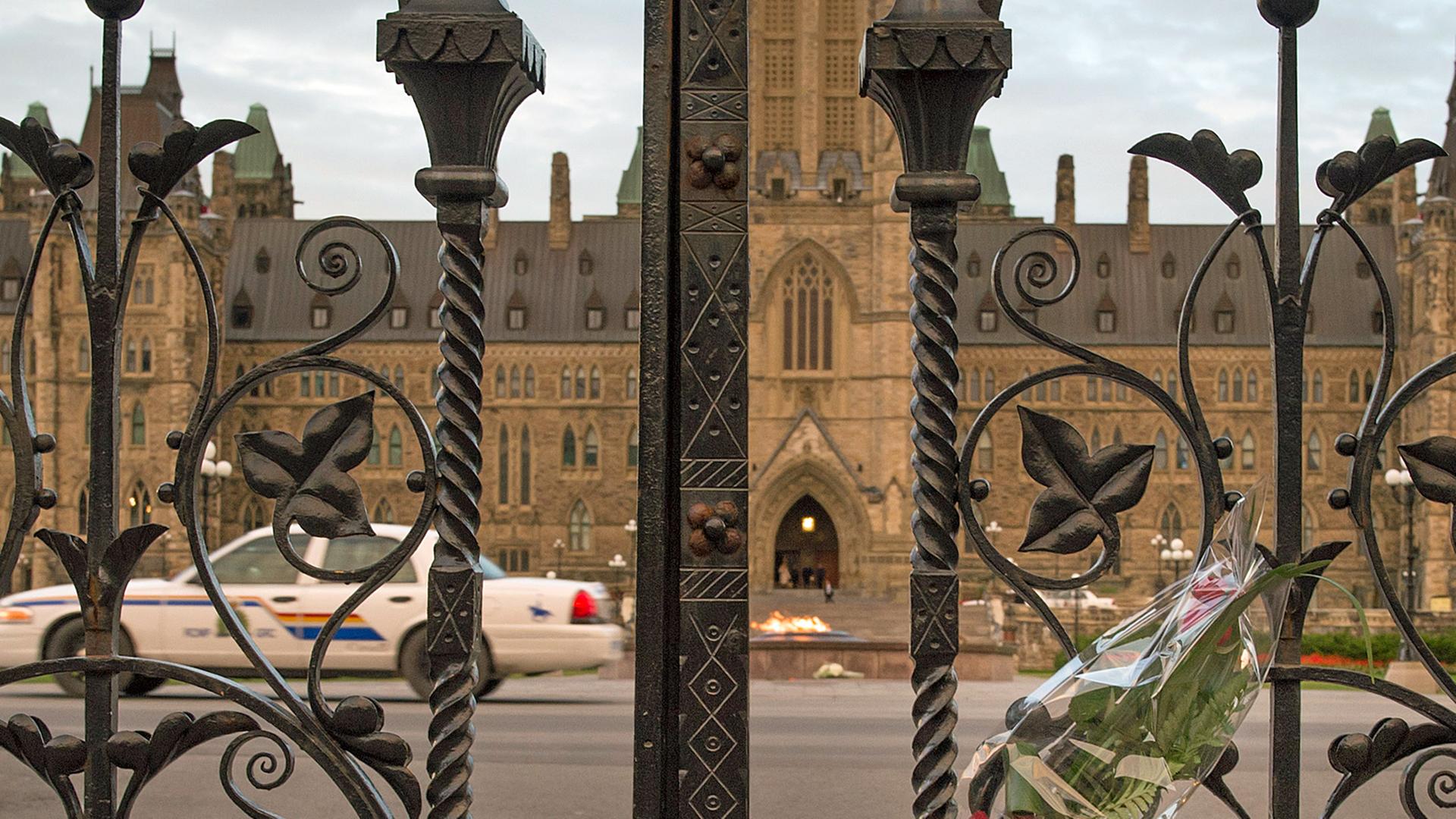 Blumen am Parlament in Ottawa nach dem Anschlag
