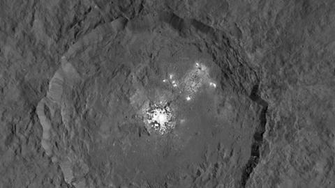 Eine Aufnahme der NASA-Raumsonde "Dawn" zeigt den Krater Occator auf dem Zwerplaneten "Ceres", dessen heller Fleck die Wissenschaftler beschäftigt.