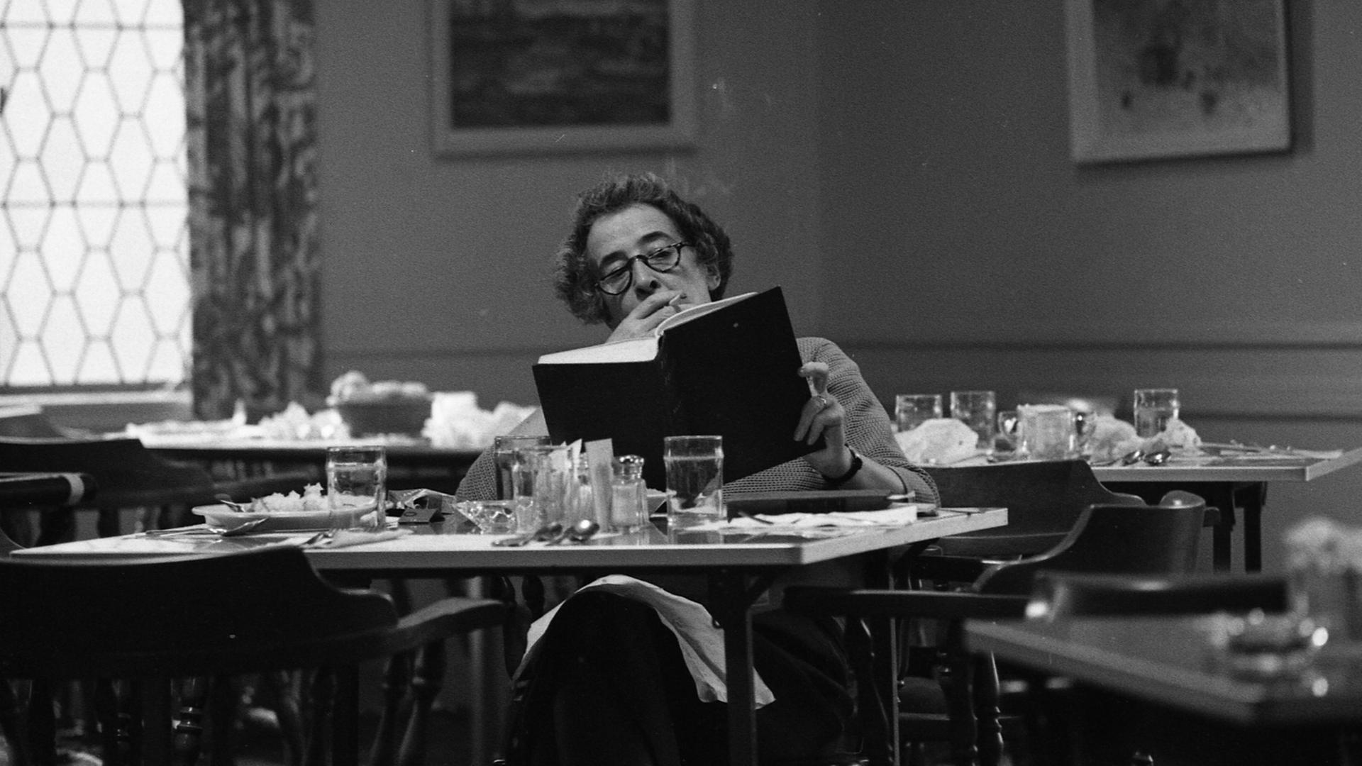 Hannah Arendt am Schreibtisch in der Wesleyan University.