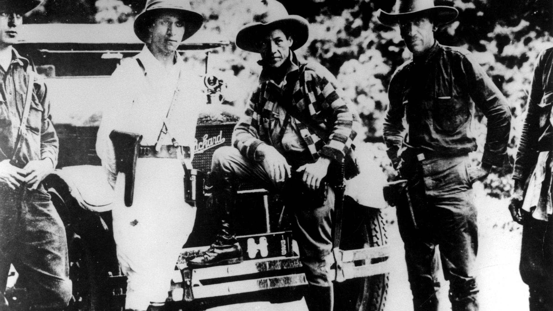 Der ecuadorianische General Augusto César Sandino (Mitte) lehnt an einem Auto im Jahr 1929